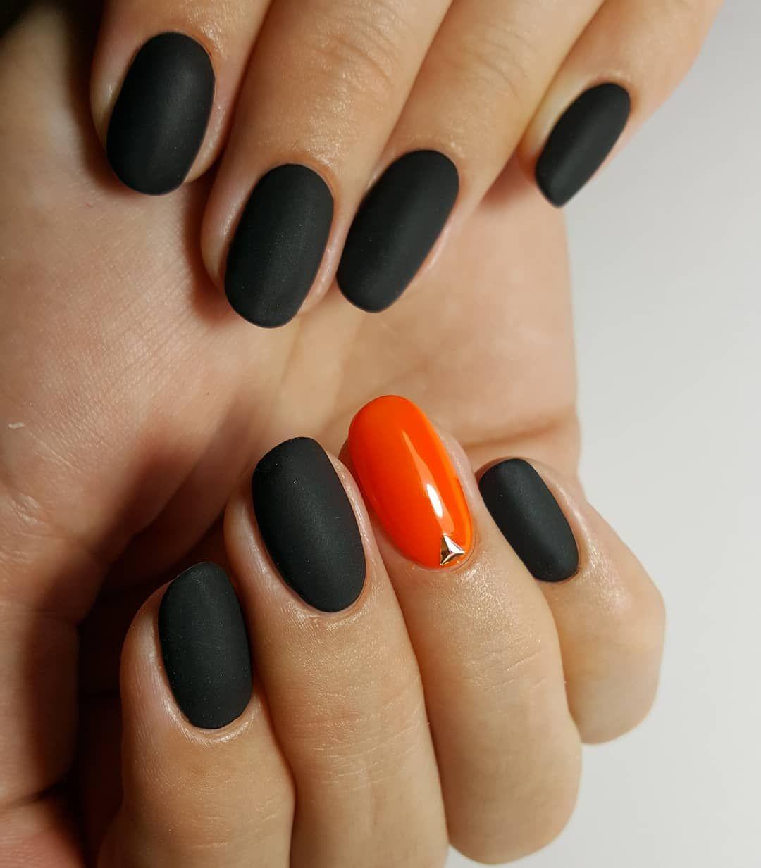 Черное матовое покрытие. Маникюр оранжевый с черным. Черно оранжевые ногти. Матовые ногти. Маникюр оранжевый с черным на короткие ногти.