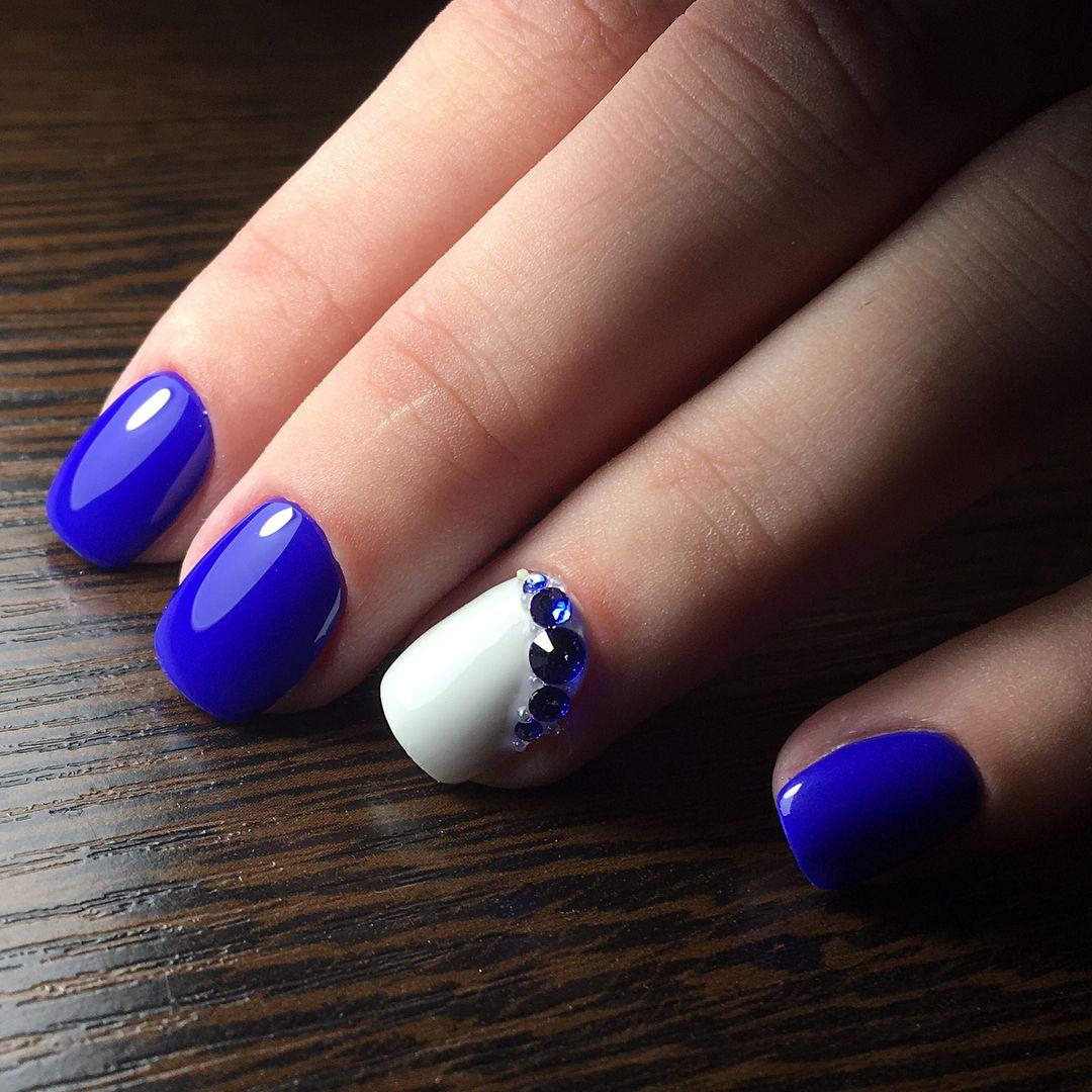 Дизайн ногтей синий короткие ногти. Маникюр синий с белым. Синий маникюр. Синий маникюр на короткие ногти. Синие короткие ногти.