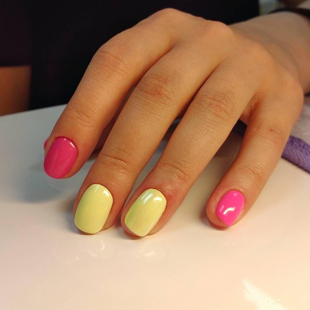 Цветной маникюр короткие ногти. Разноцветные ногти. Яркие разноцветные ногти. Маникюр жёлтый с розовым. Оозово жельные маникюр.