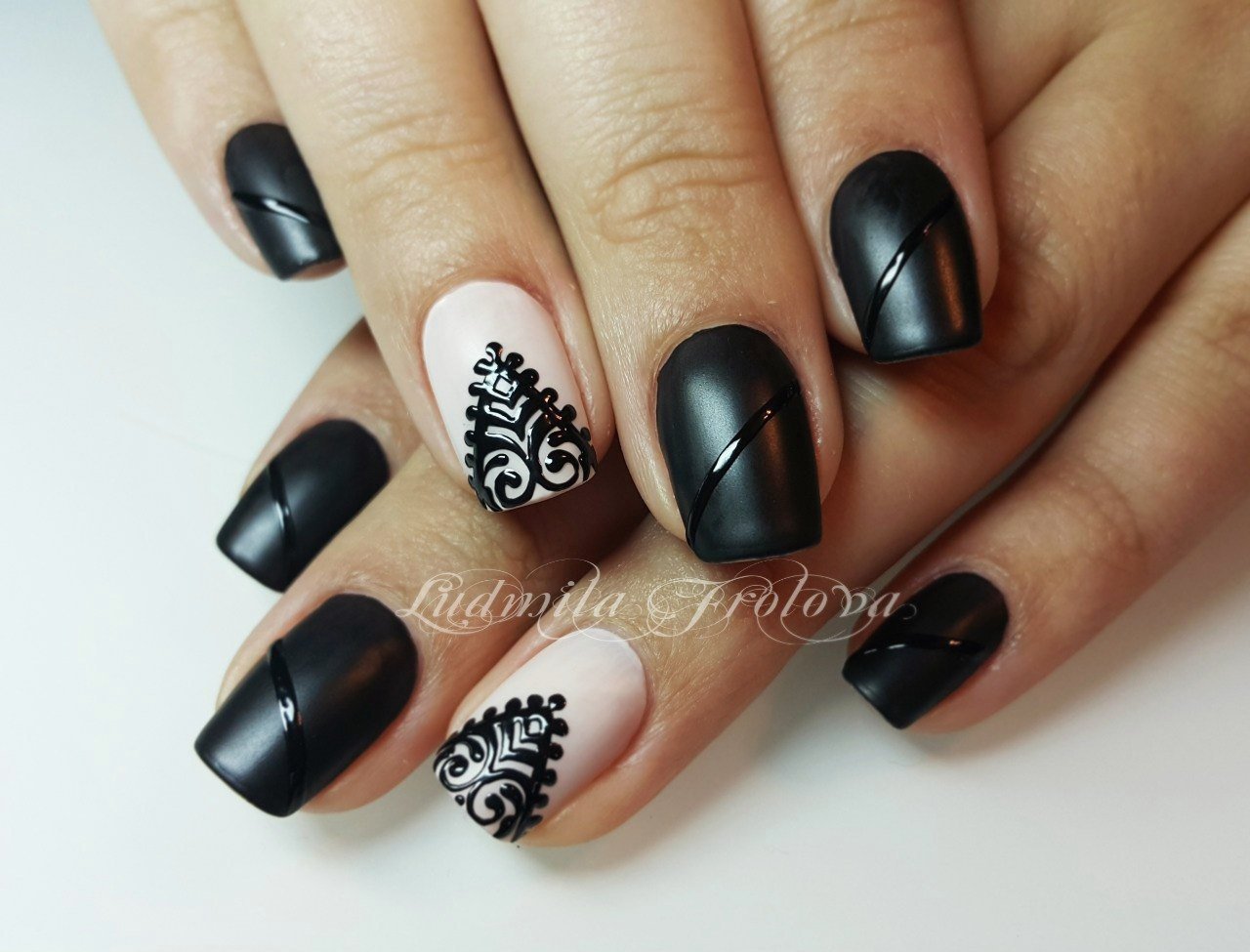 Черные матовые новогодние ногти