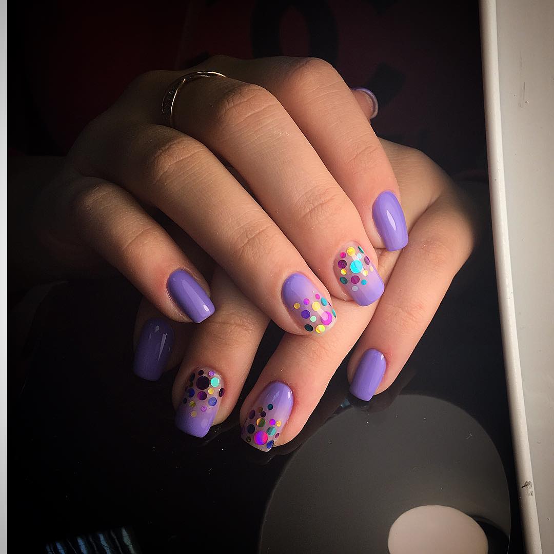 Летний фиолетовый маникюр на короткие ногти